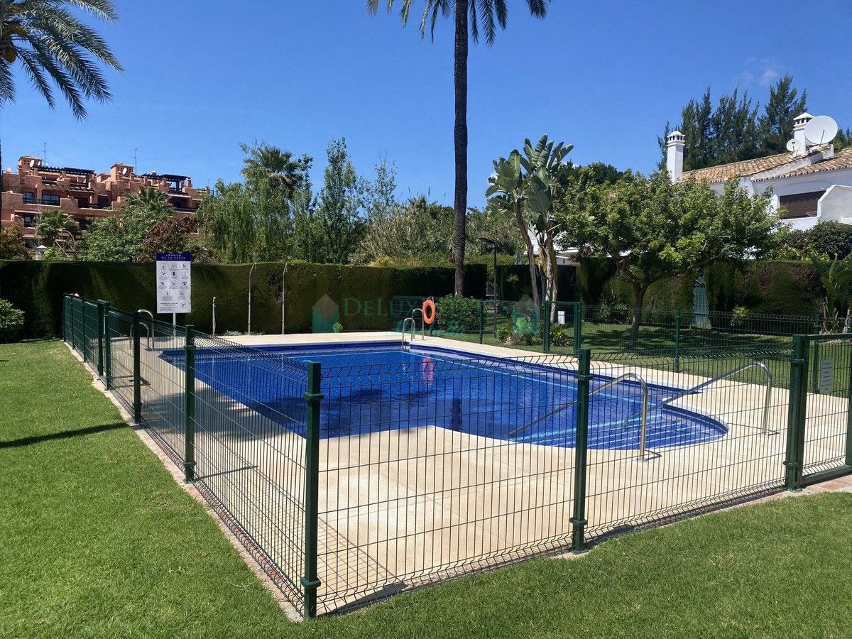 Villa Pareada en venta en Estepona