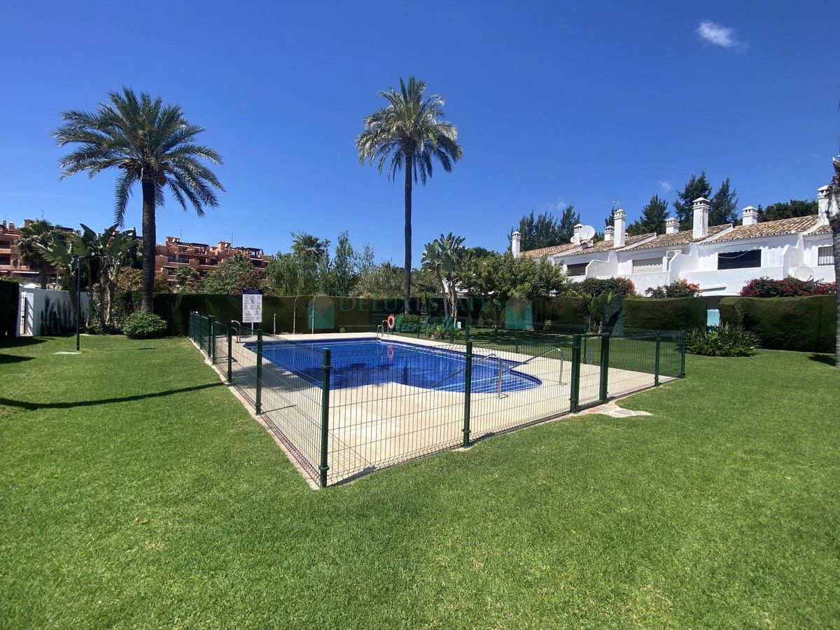 Villa Pareada en venta en Estepona