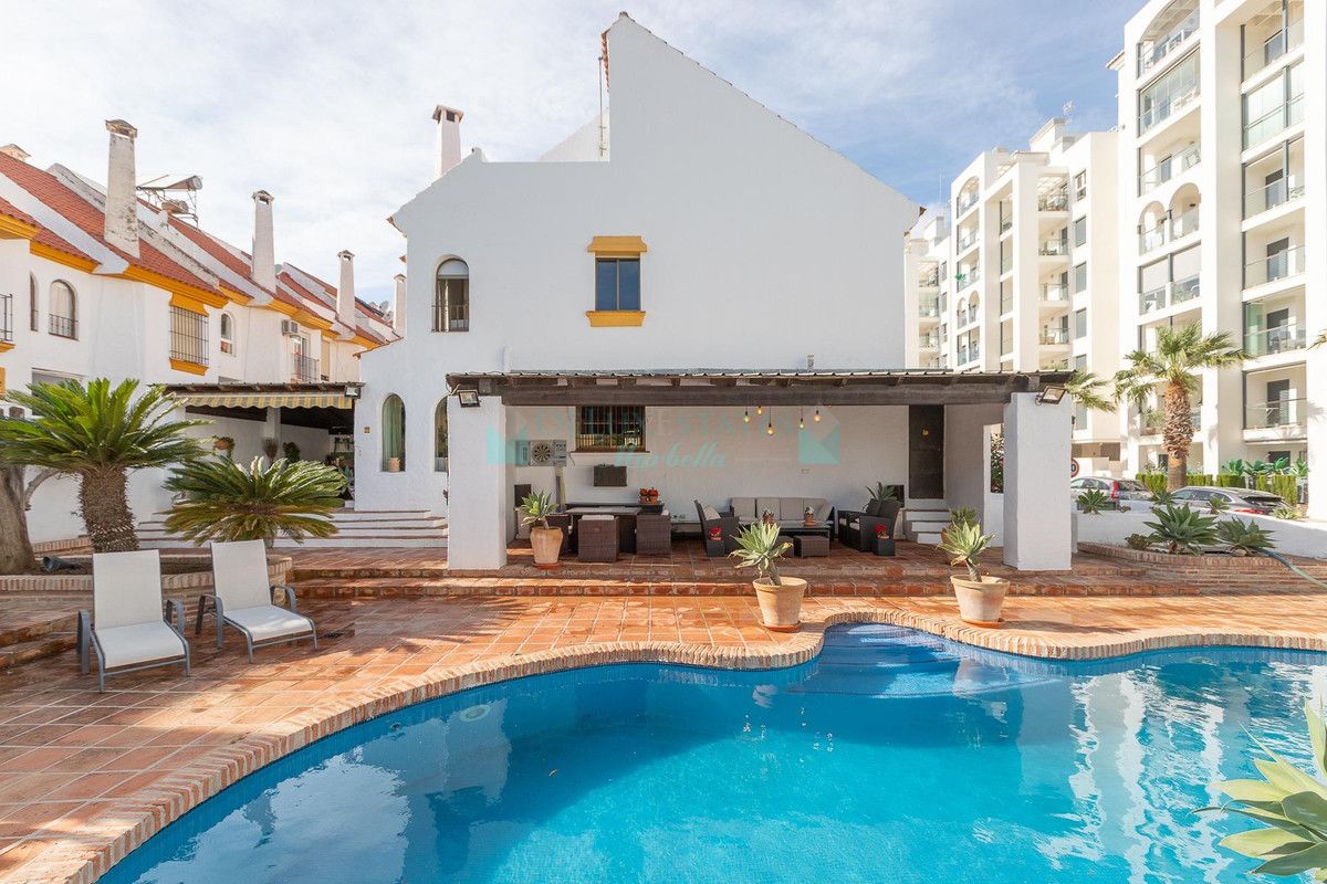 Town House for sale in Estepona