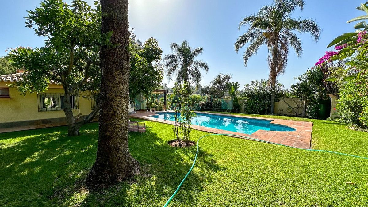 Villa for sale in Estepona