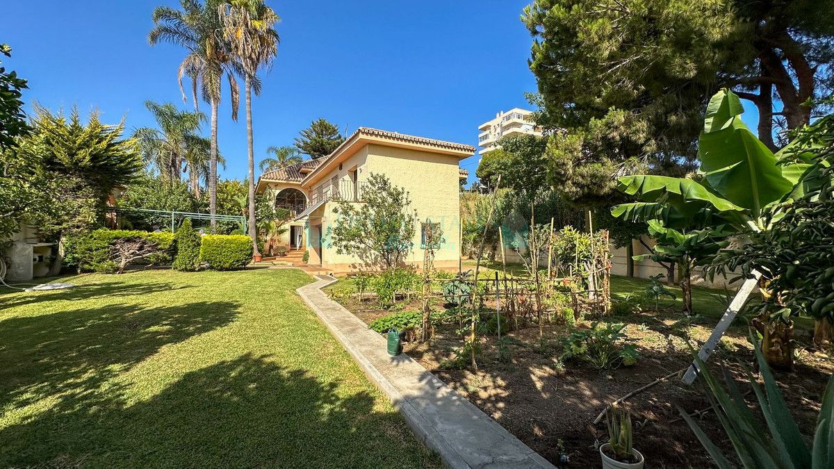 Villa for sale in Estepona