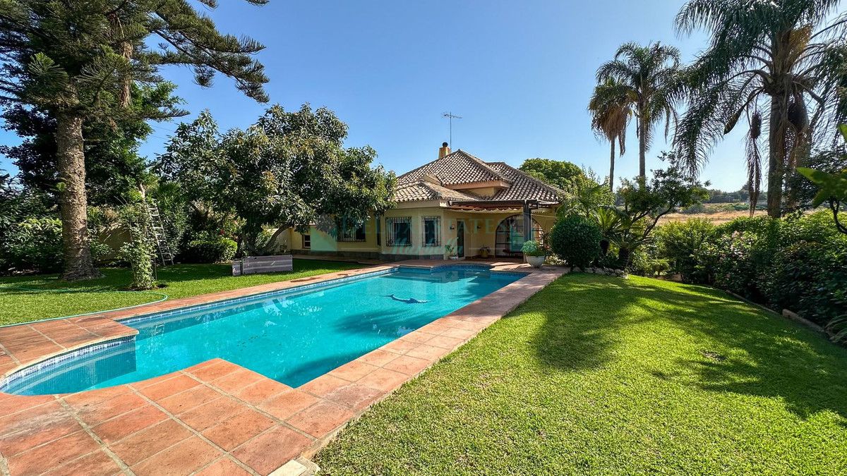 Villa for sale in Estepona