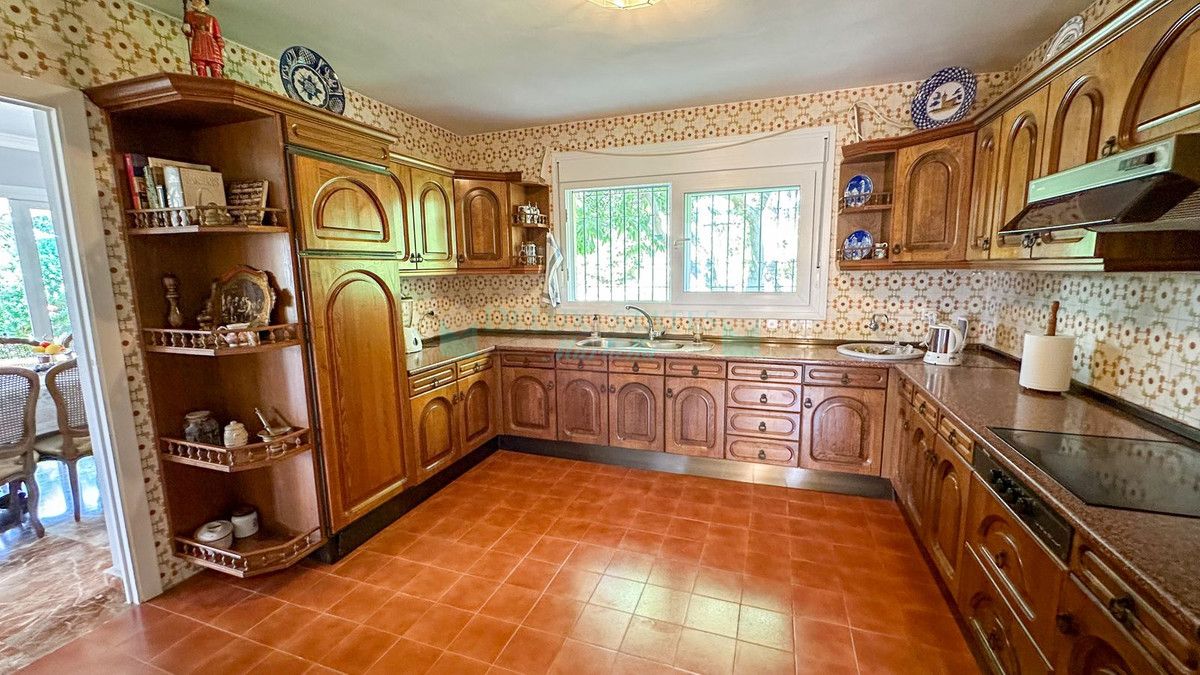 Villa for sale in Estepona