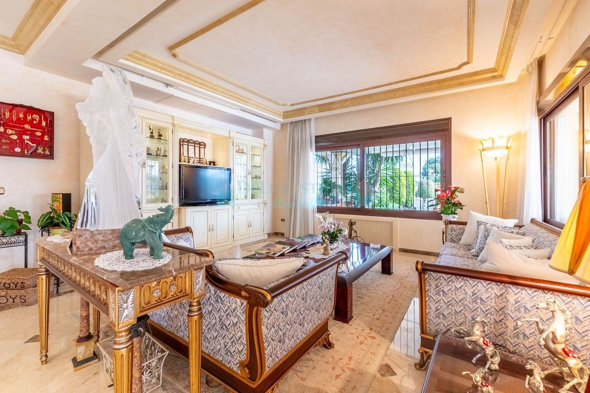 Villa en venta en Los Monteros, Marbella Este