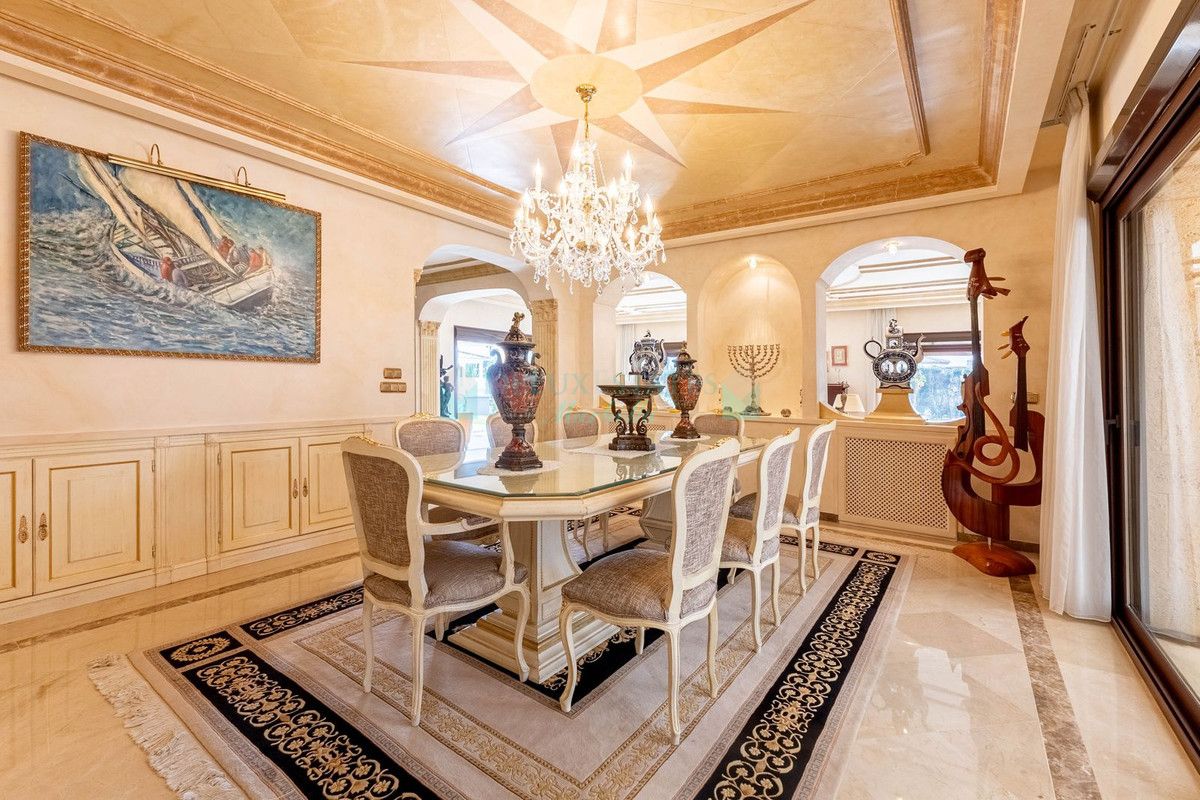 Villa en venta en Los Monteros, Marbella Este