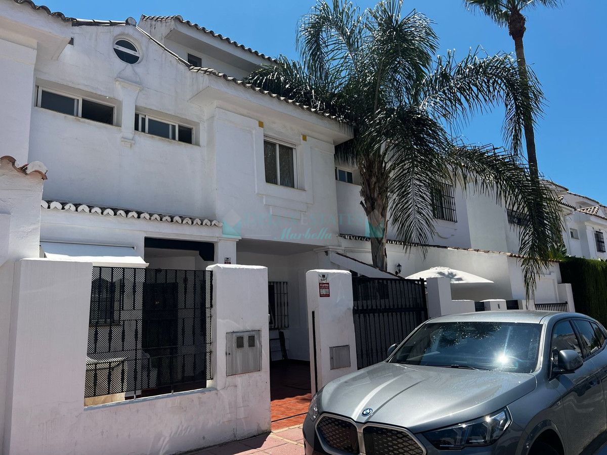 Town House for sale in Nueva Andalucia