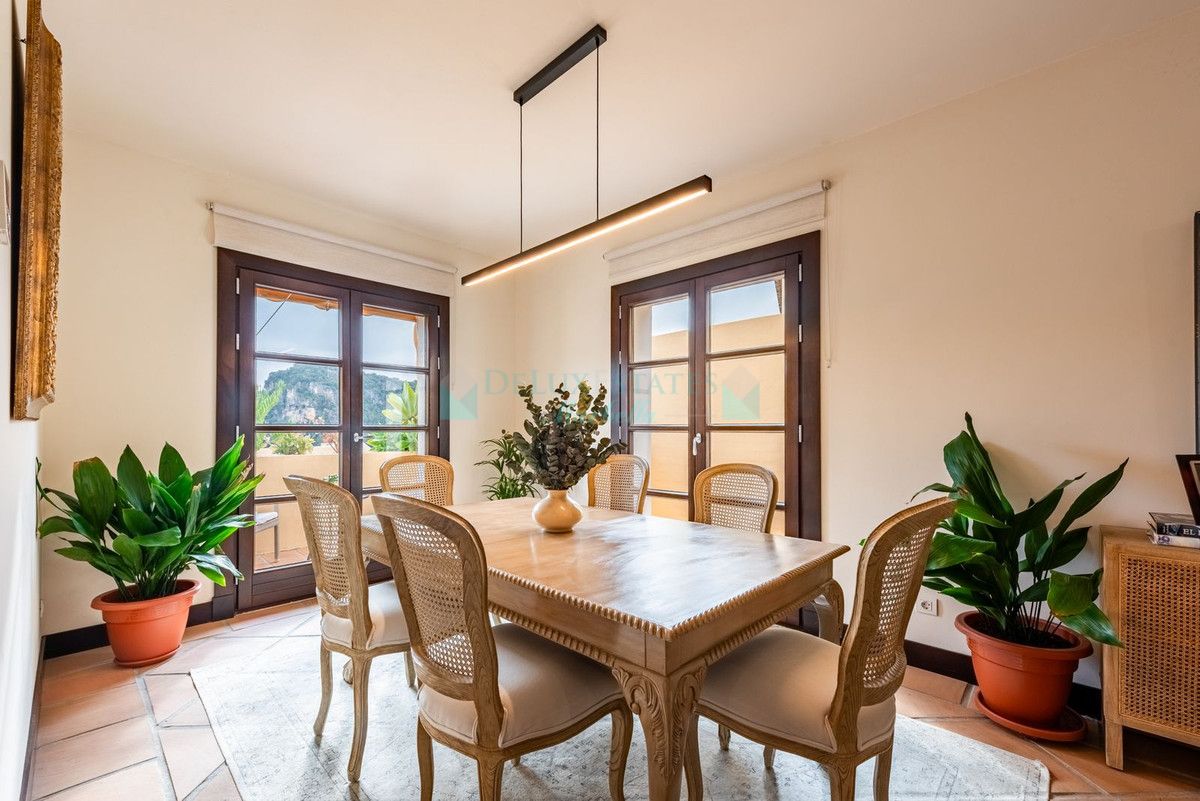 Semi Detached Villa for sale in Benahavis