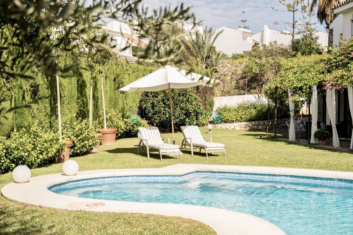 Villa for sale in Nueva Andalucia