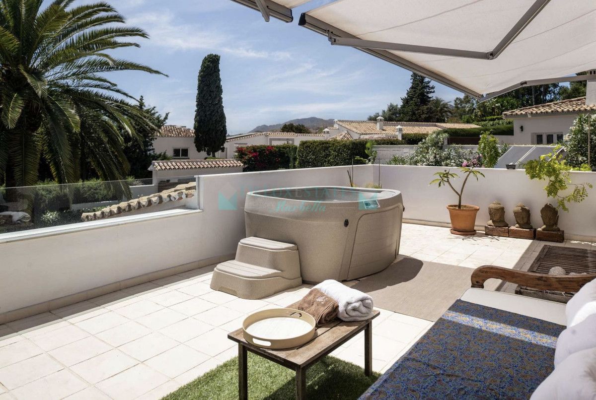 Villa for sale in La Quinta, Benahavis
