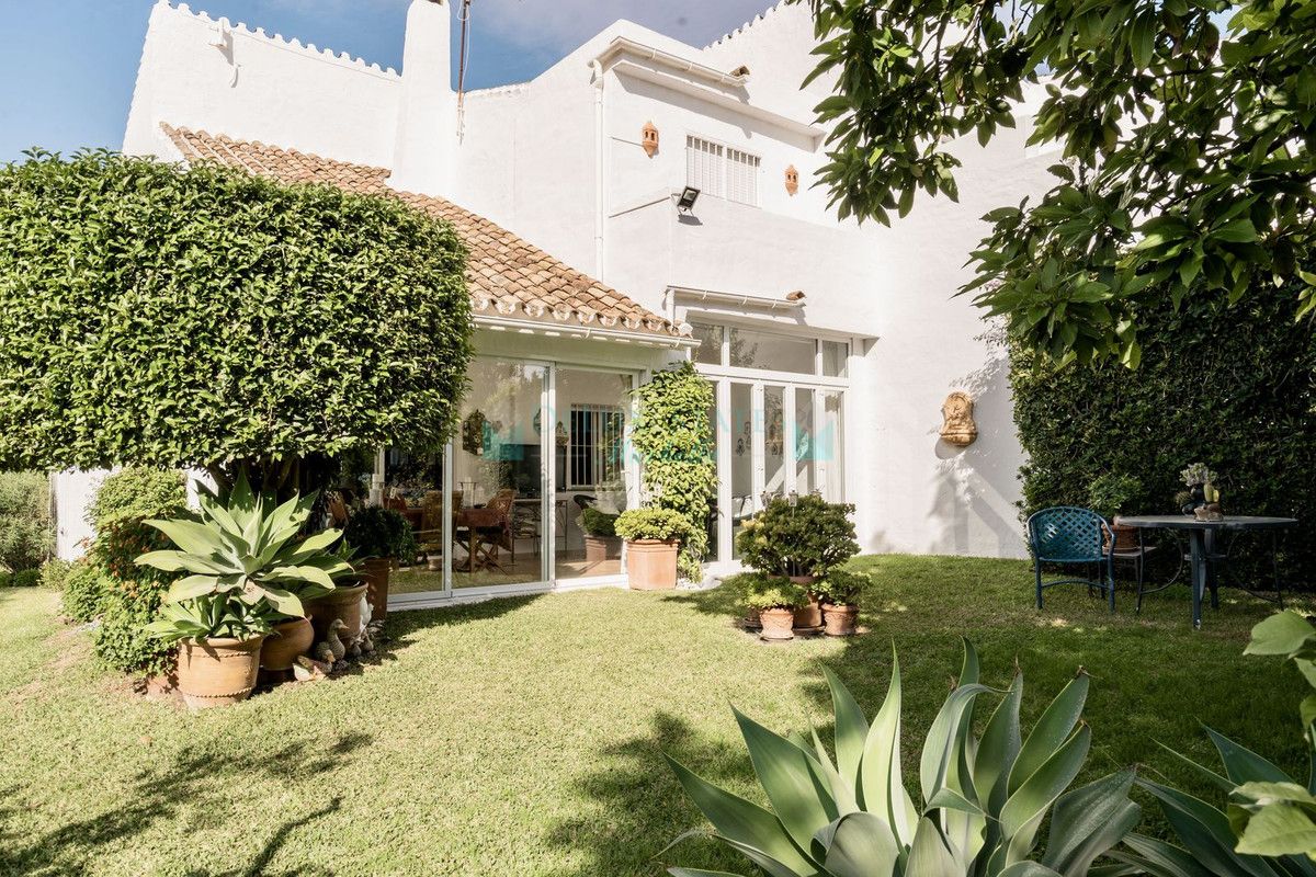 Town House for sale in Nueva Andalucia