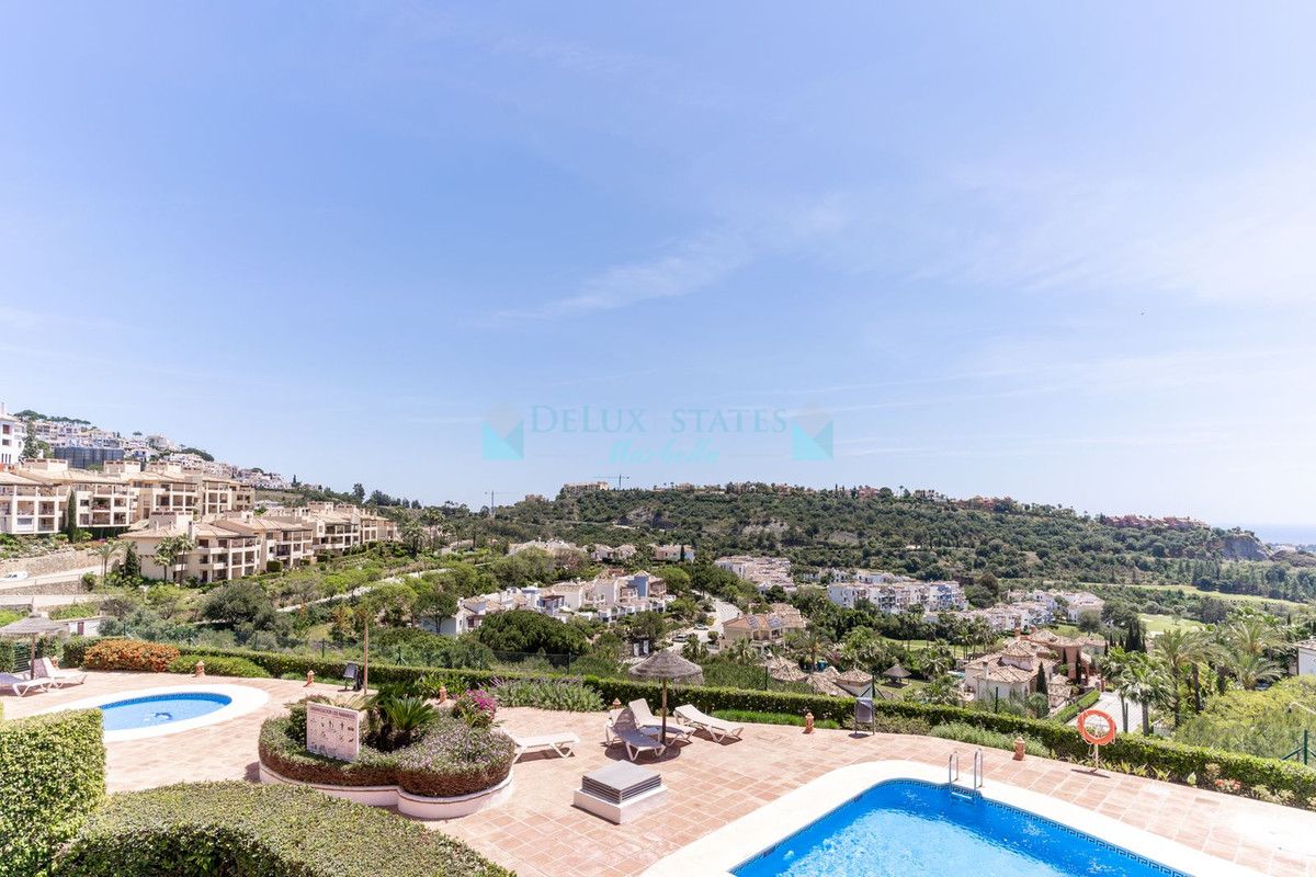 Apartamento en venta en Los Arqueros, Benahavis