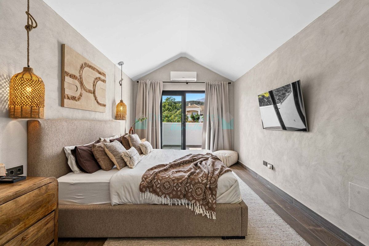 Villa for sale in Estepona