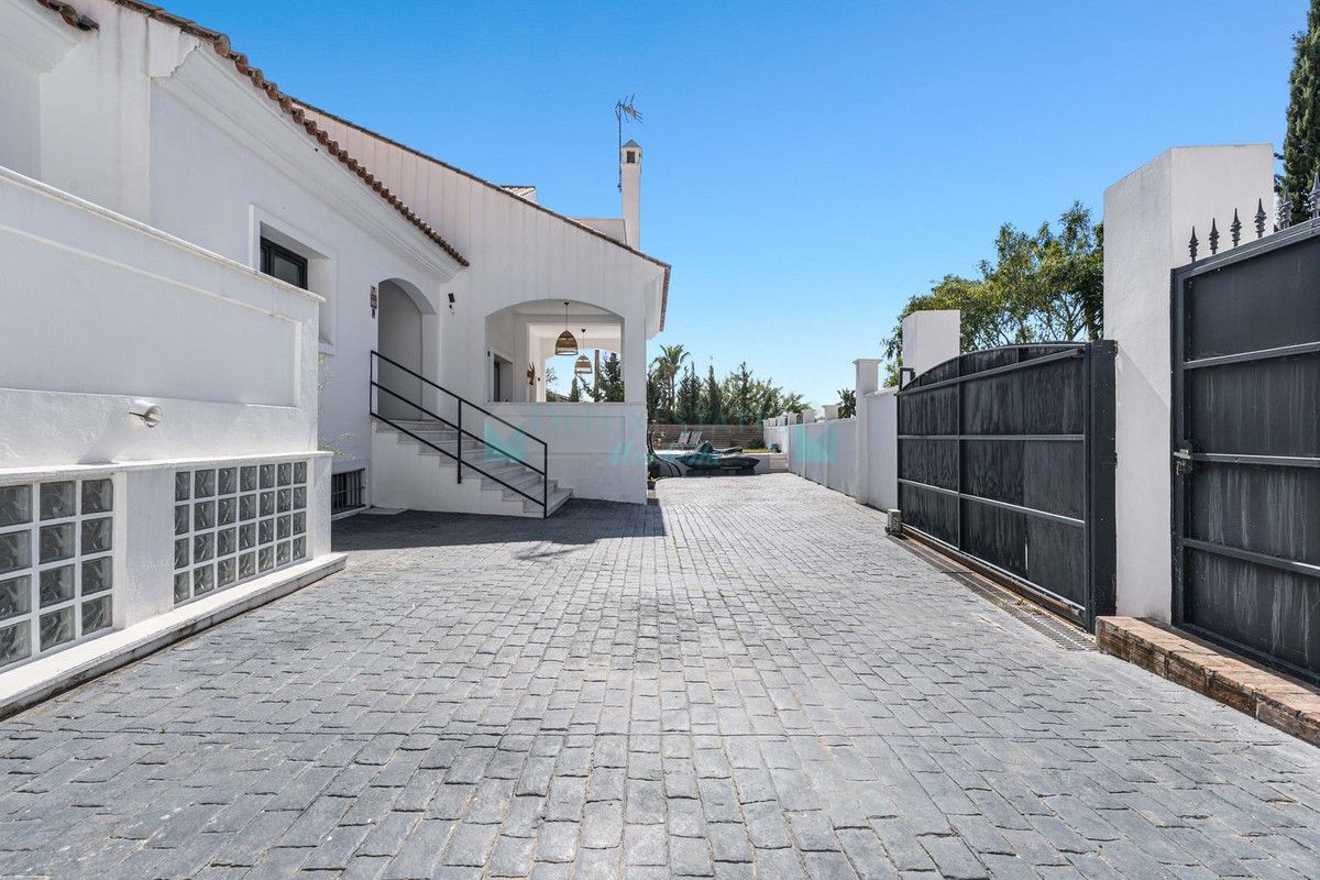 Villa for sale in Estepona