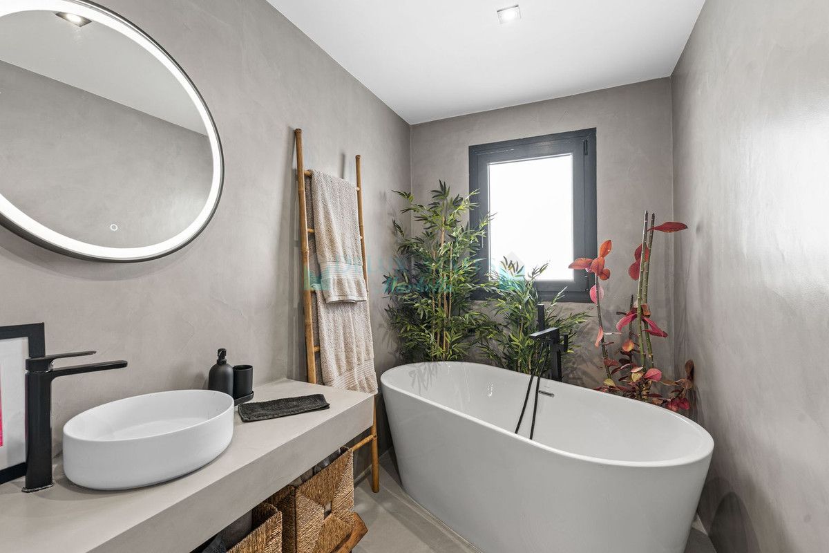 Villa for sale in Estepona