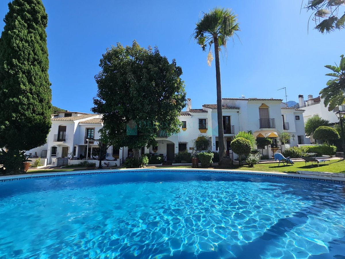 Town House for sale in Benahavis