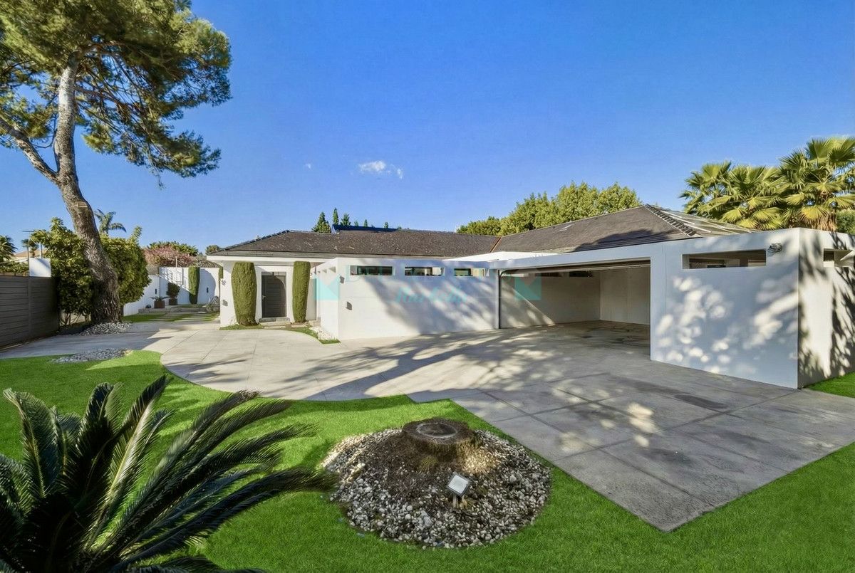 Villa for sale in Guadalmina Baja, San Pedro de Alcantara