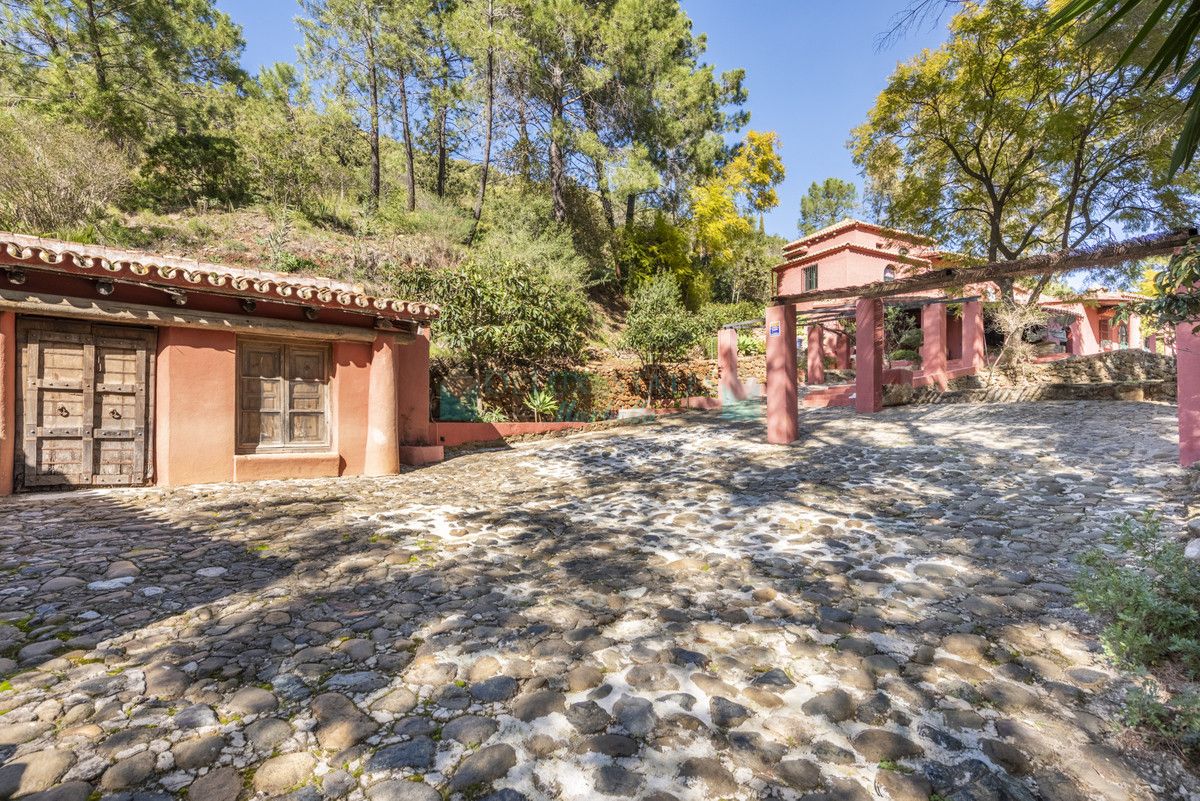 Villa for sale in Benahavis