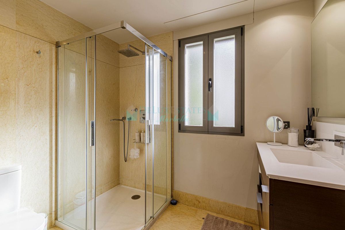 Apartamento en venta en Los Arqueros, Benahavis