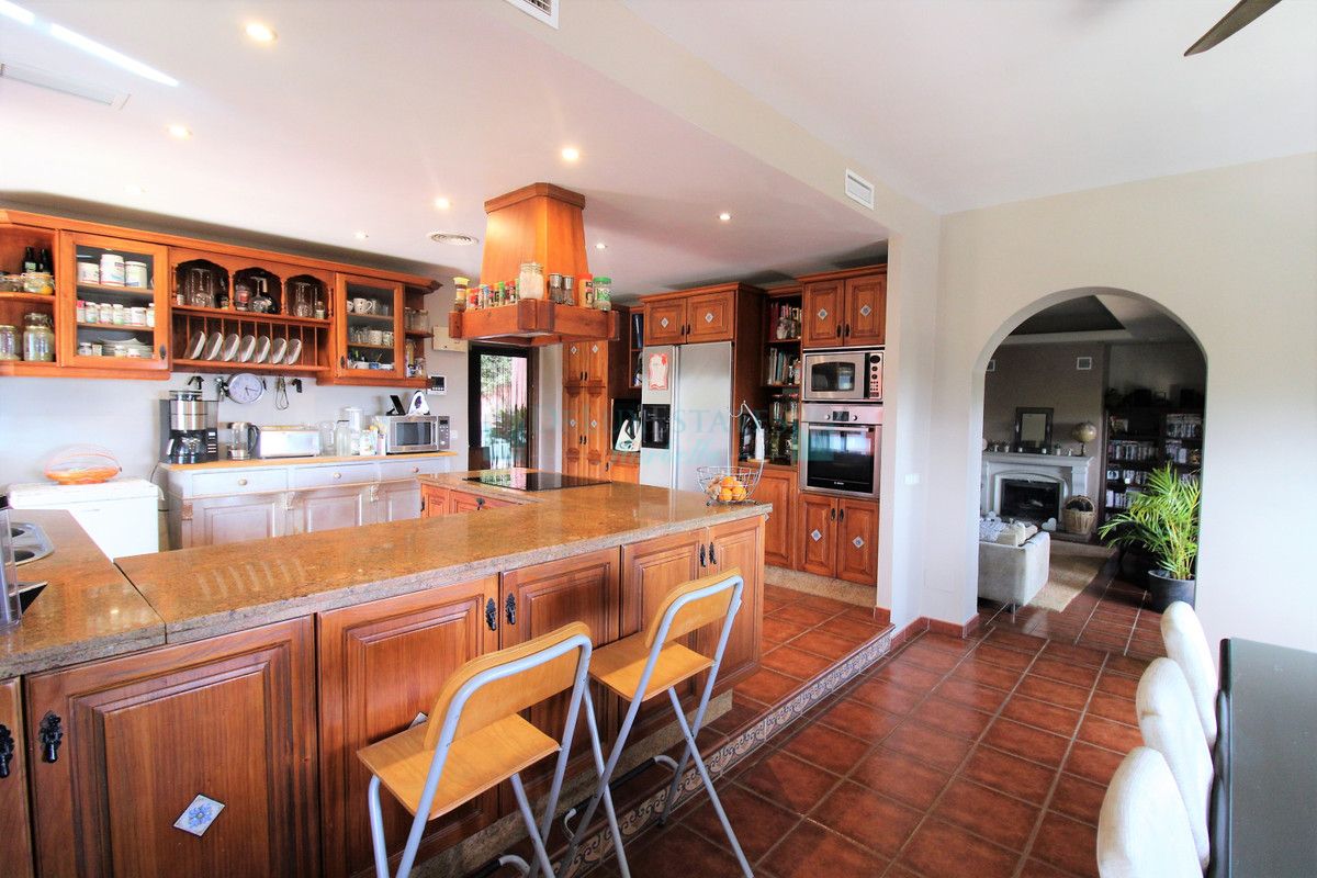 Villa for sale in New Golden Mile, Estepona