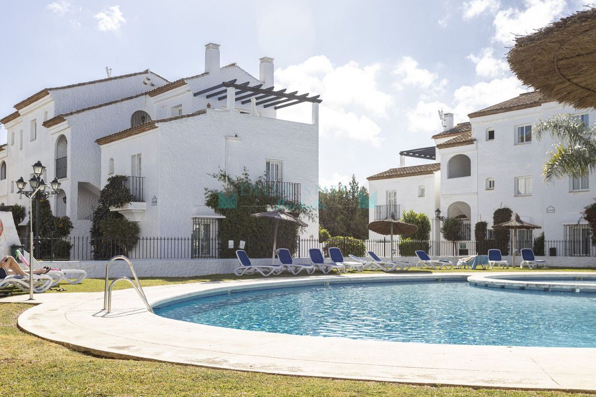 Adosado en venta en El Paraiso, Estepona