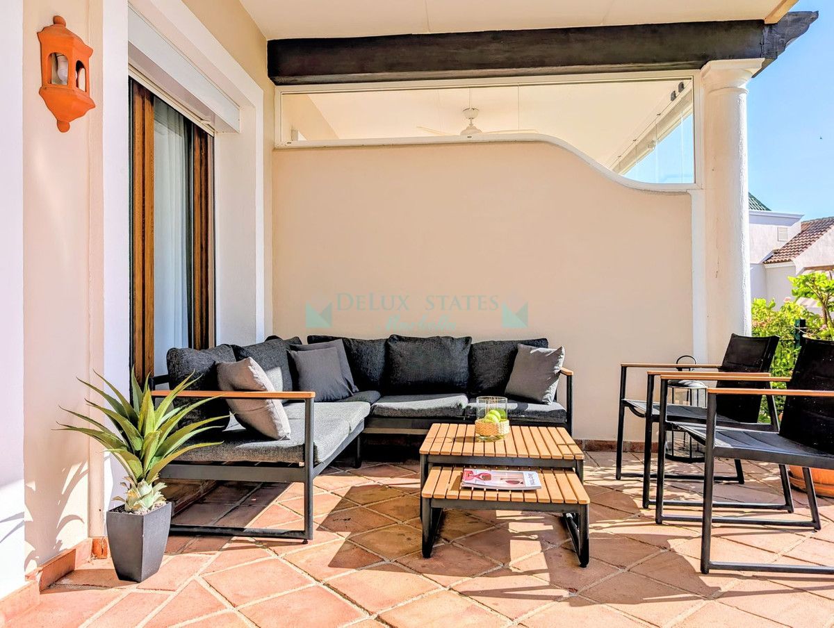 Villa Pareada en venta en El Paraiso, Estepona