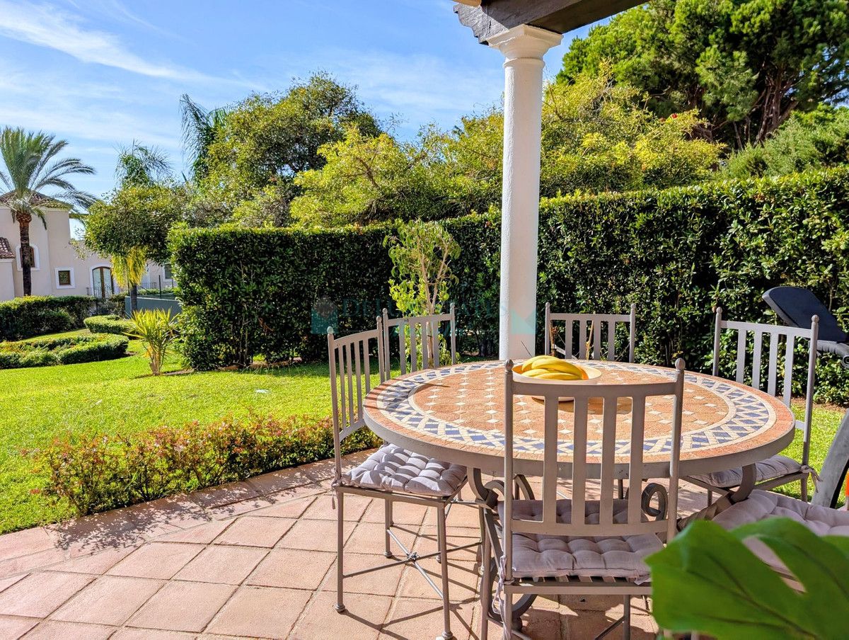 Villa Pareada en venta en El Paraiso, Estepona