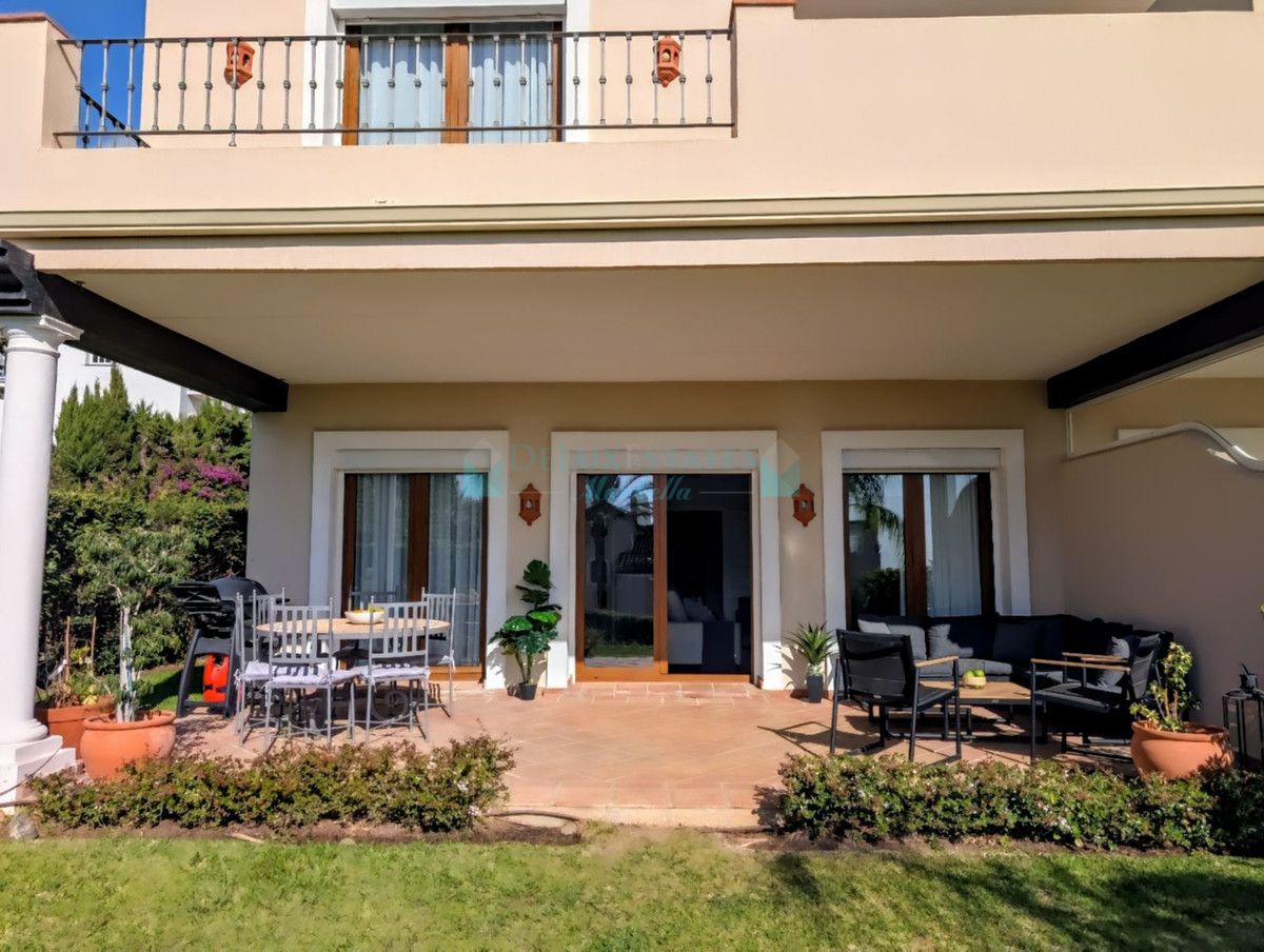 Villa Pareada en venta en El Paraiso, Estepona