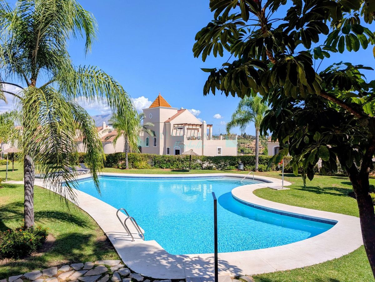 Villa Pareada en venta en El Paraiso, Estepona