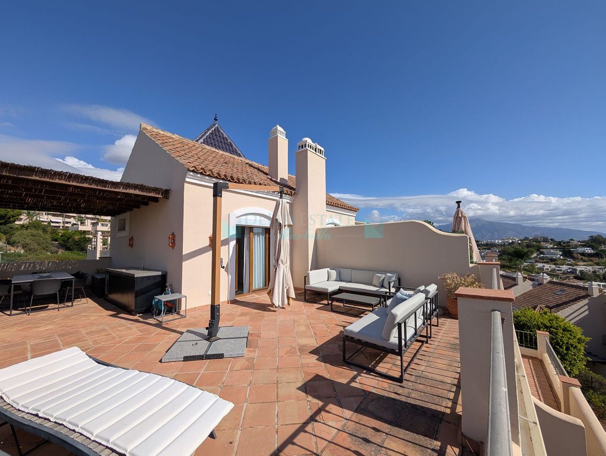 Villa Pareada en venta en El Paraiso, Estepona