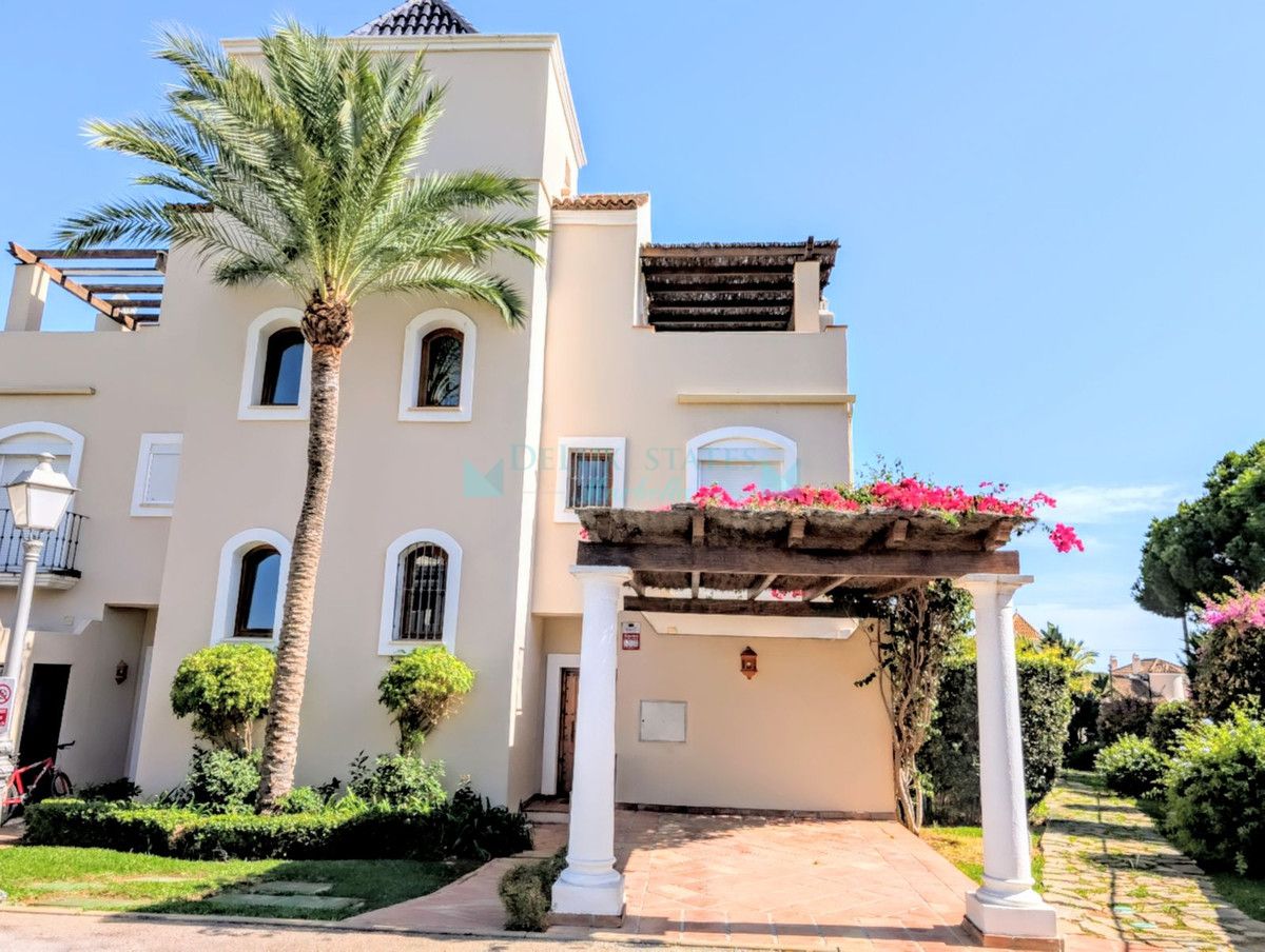 Villa Pareada en venta en El Paraiso, Estepona
