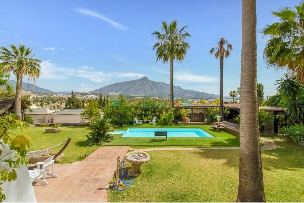 Villa for sale in Nueva Andalucia