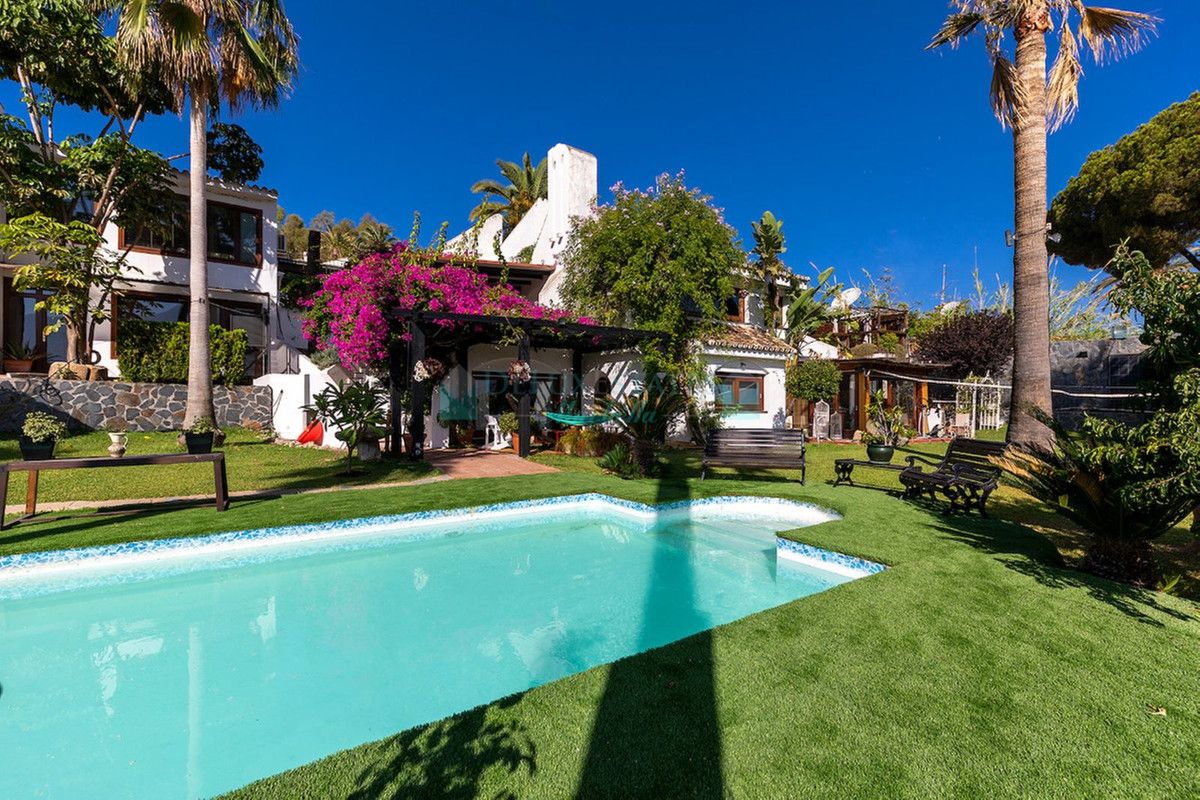 Villa for sale in Nueva Andalucia