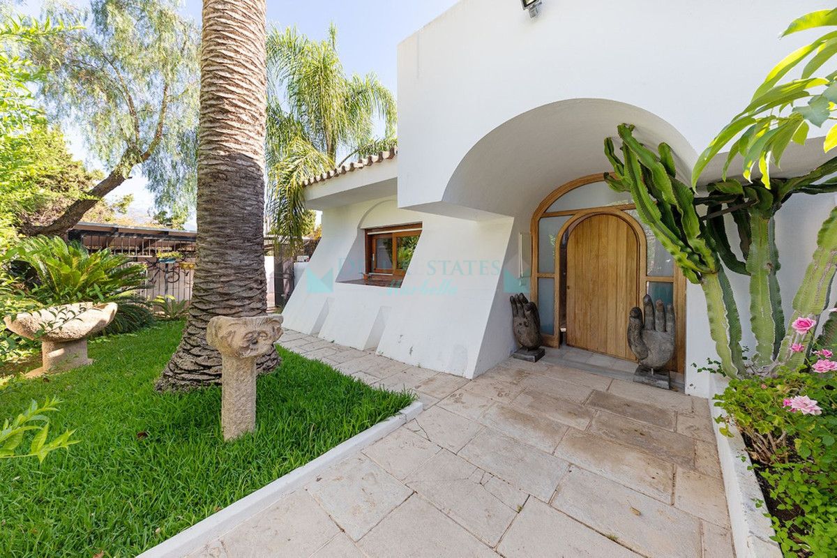 Villa for sale in Nueva Andalucia