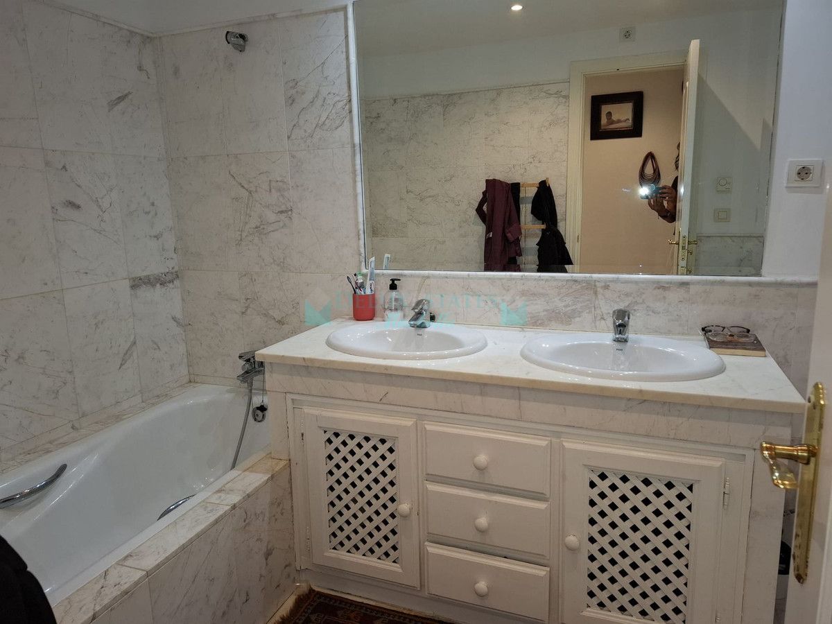 Apartamento en venta en El Paraiso, Estepona