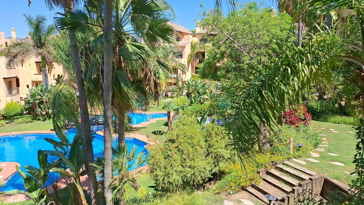 Apartamento en venta en El Paraiso, Estepona
