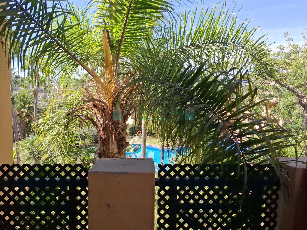 Apartamento en venta en El Paraiso, Estepona