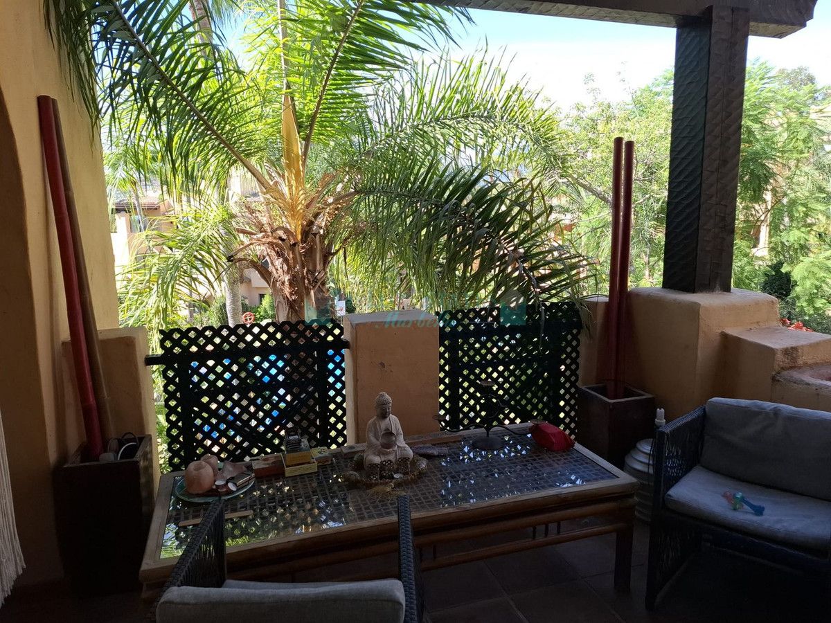 Apartamento en venta en El Paraiso, Estepona