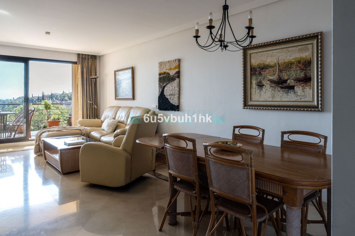 Apartamento en venta en Los Arqueros, Benahavis