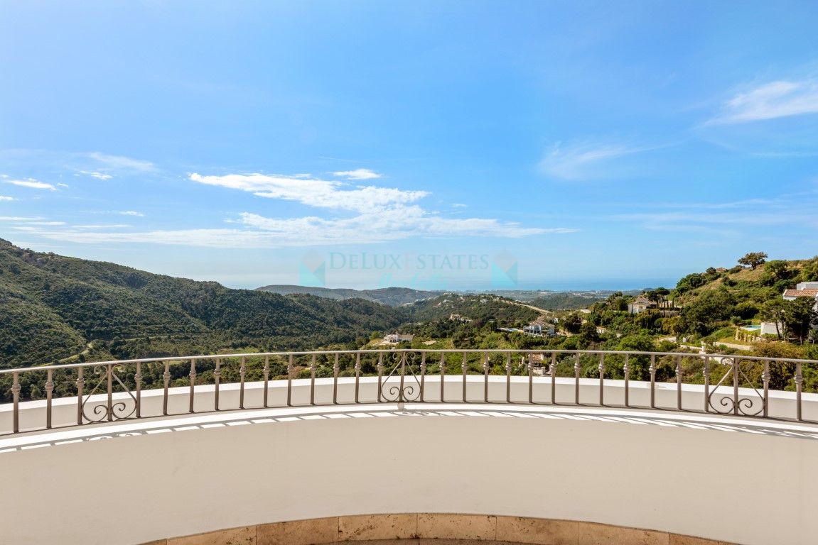 Villa for sale in Benahavis