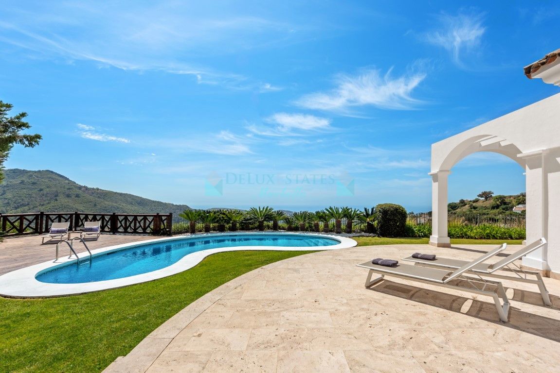 Villa for sale in Benahavis