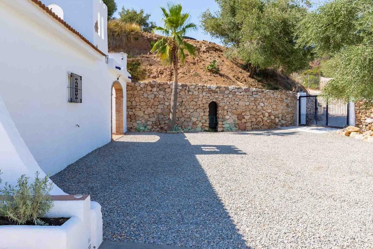 Finca for sale in Estepona