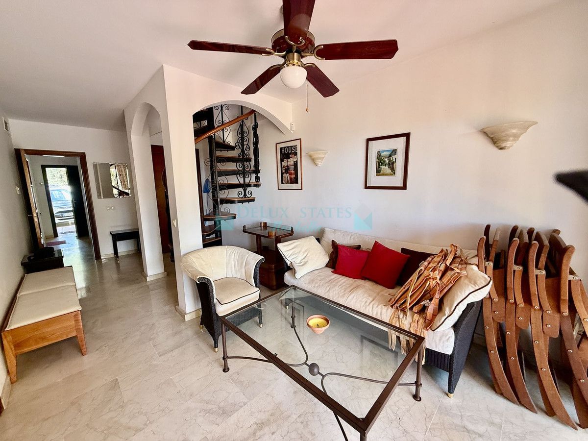 Villa Pareada en venta en Elviria, Marbella Este