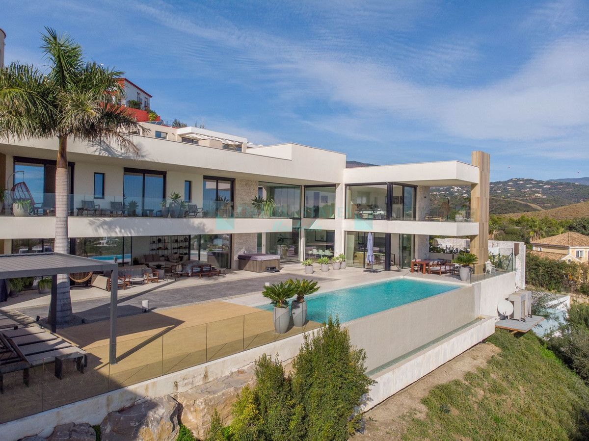 Villa for sale in Benahavis