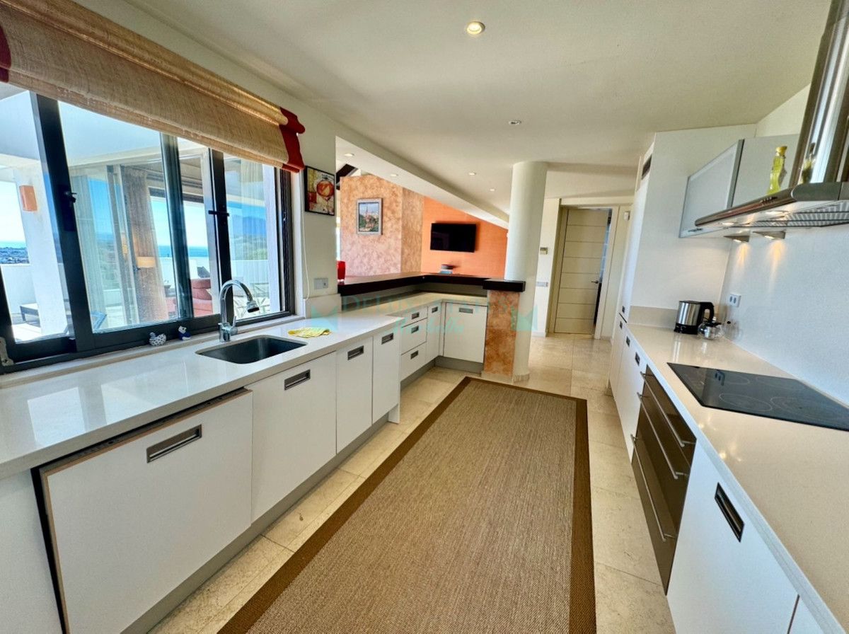 Penthouse for rent in New Golden Mile, Estepona