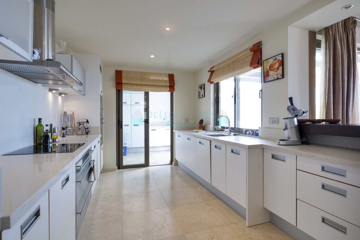 Penthouse for rent in New Golden Mile, Estepona
