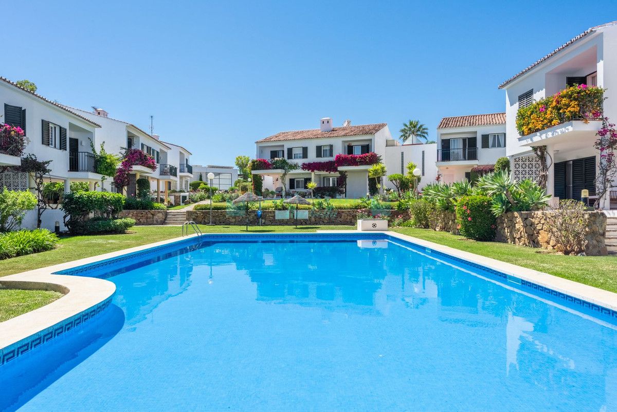 Adosado en venta en Atalaya, Estepona