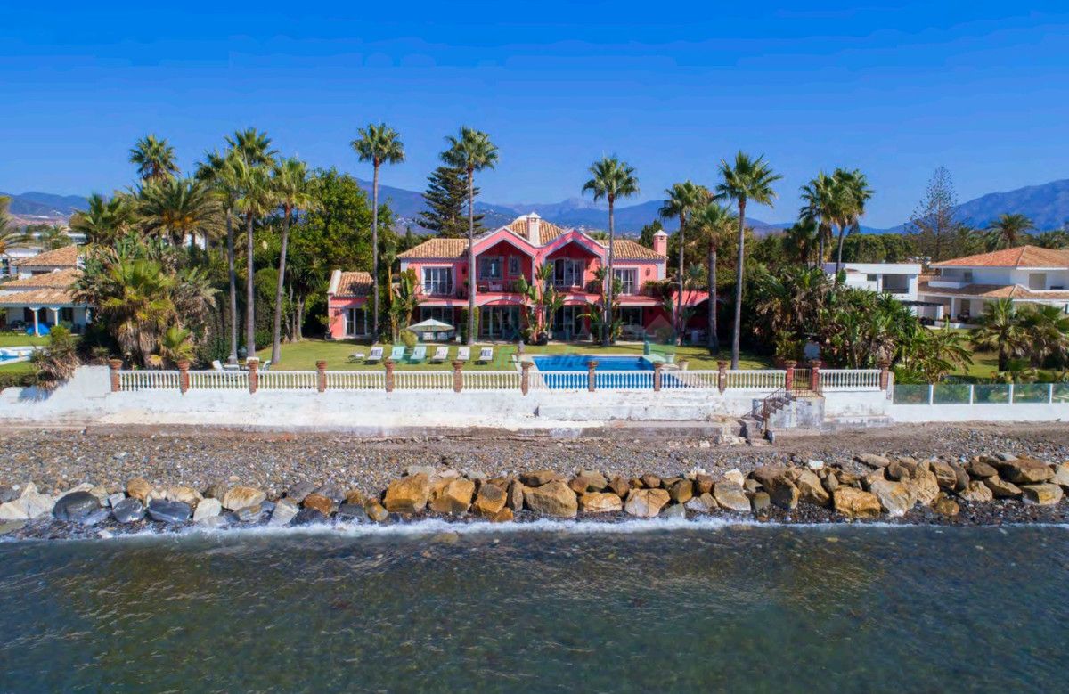 Villa for sale in New Golden Mile, Estepona