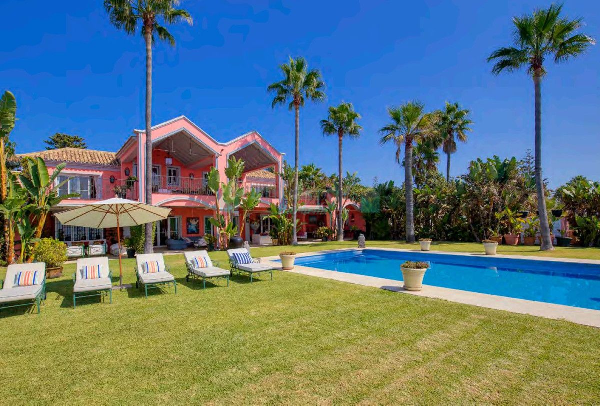 Villa for sale in New Golden Mile, Estepona