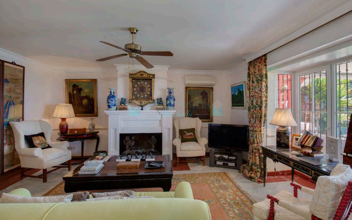 Villa for sale in New Golden Mile, Estepona