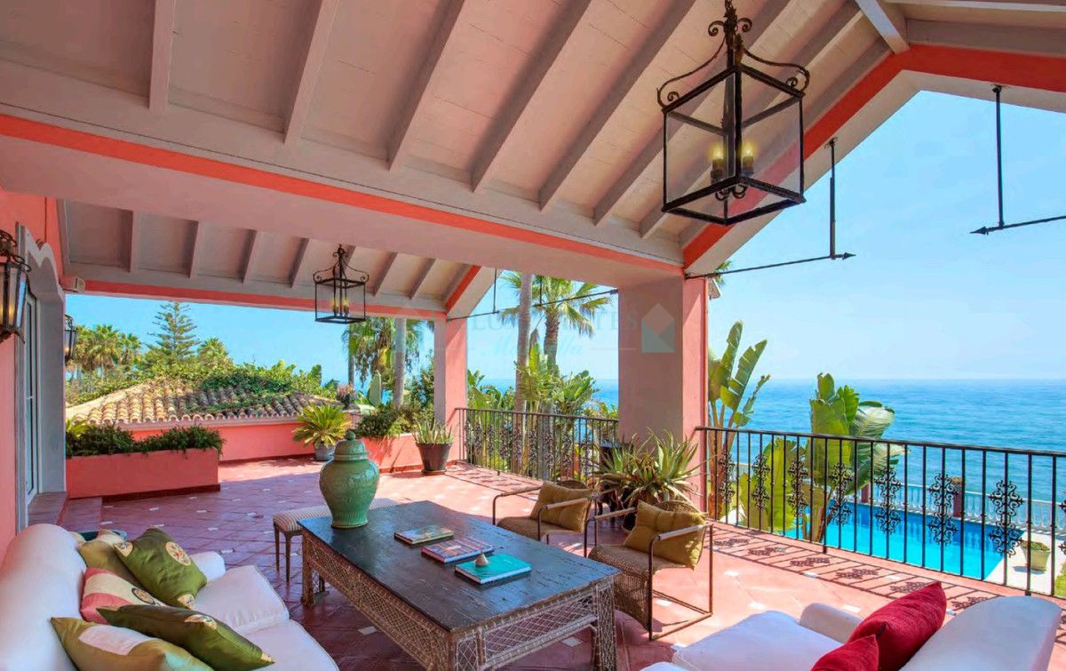 Villa for sale in New Golden Mile, Estepona